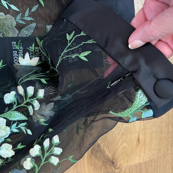 Beautiful embroidery skirt - Picture 5 of 8